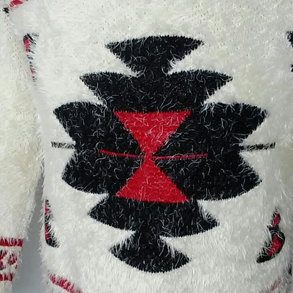 Everleigh Aztec Fuzzy high low hem Sweater size L - Picture 4 of 8